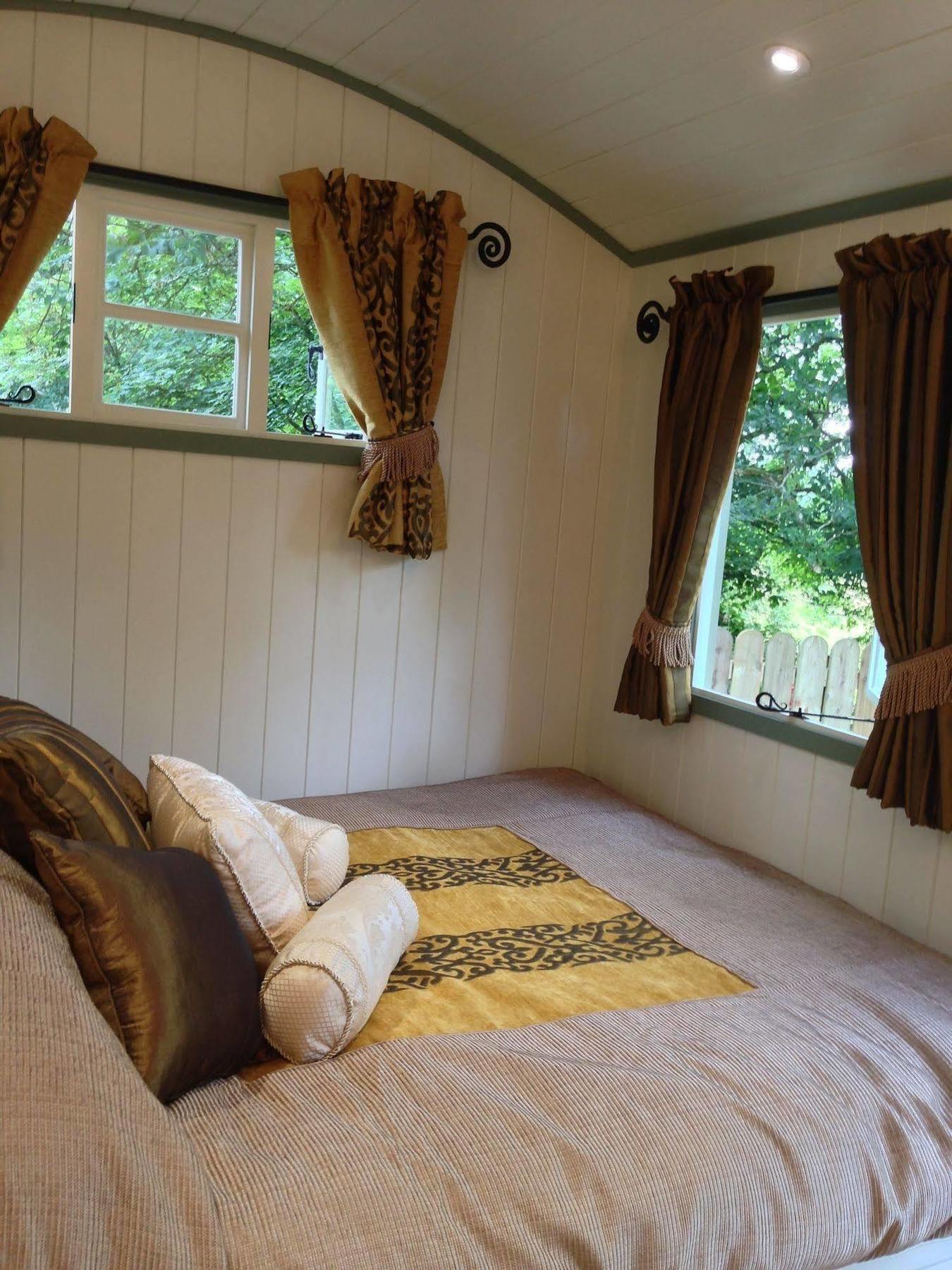 Posh Huts Farmstay Falstone ภายนอก รูปภาพ