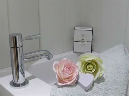 Posh Huts Farmstay Falstone ภายนอก รูปภาพ